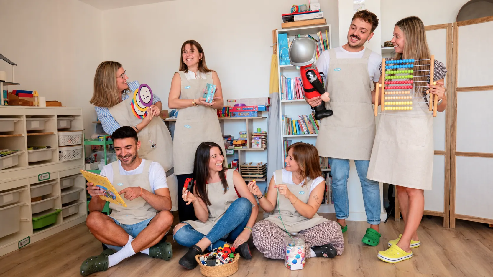 El equipo jugando en una sala del centro con cuentos, un ábaco y juguetes