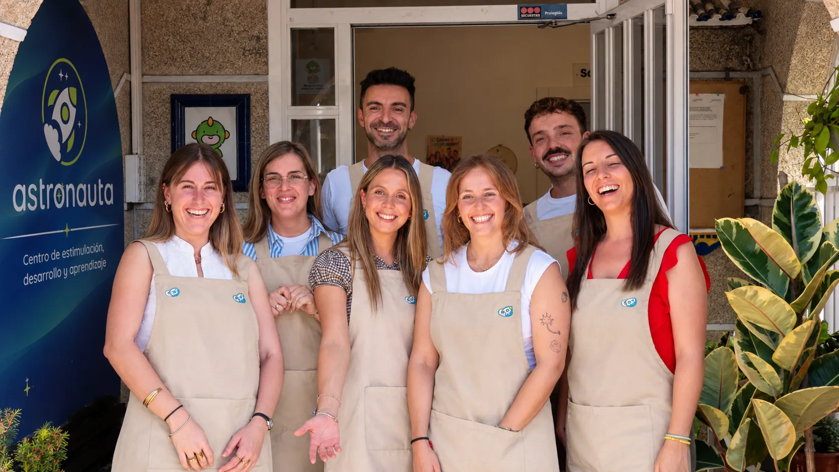 El equipo riendo en la entrada del centro, junto al cartel de Astronauta